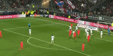 曼联对西汉姆的新布莱恩·姆贝莫罚球判决：裁判的智慧与争议