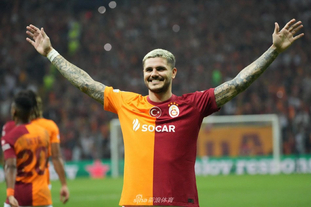 曼联考虑签下巴莱巴，期待填补中场空缺，暂无戈麦斯交易计划。